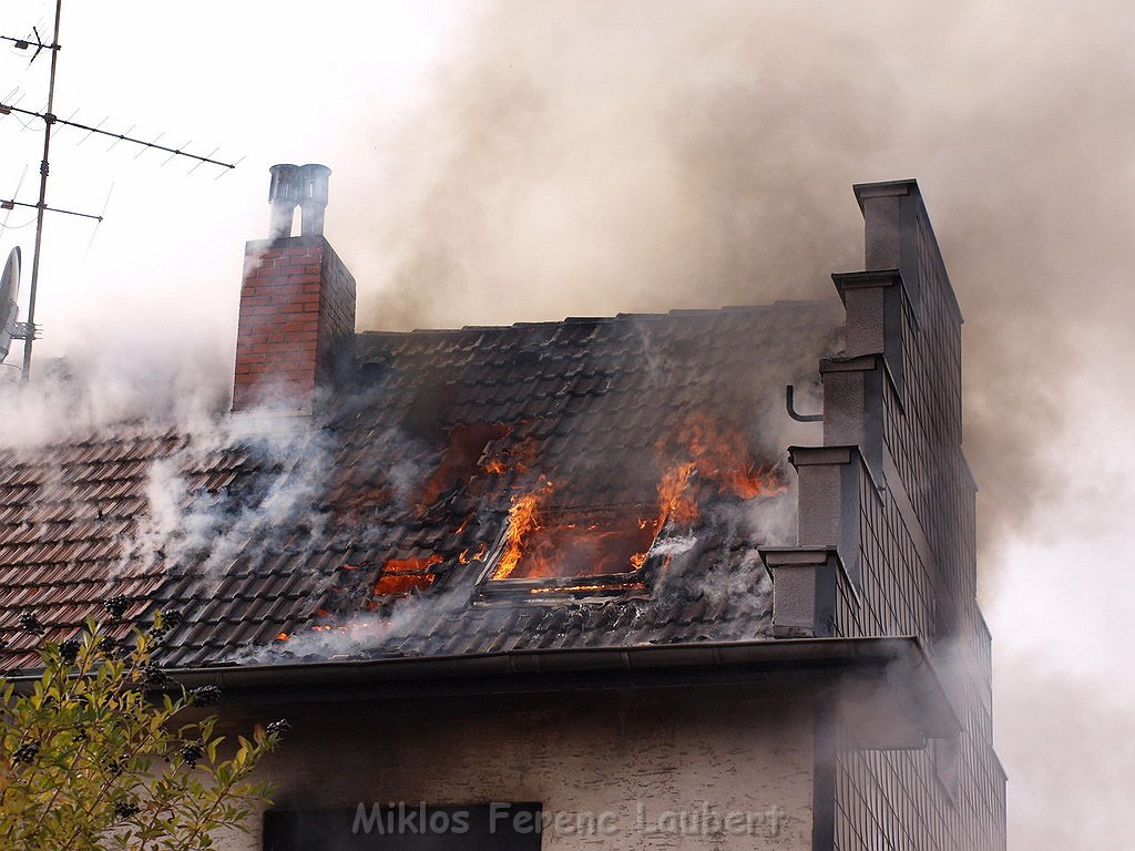 Feuer 3 Reihenhaus komplett ausgebrannt Koeln Poll Auf der Bitzen P067.JPG